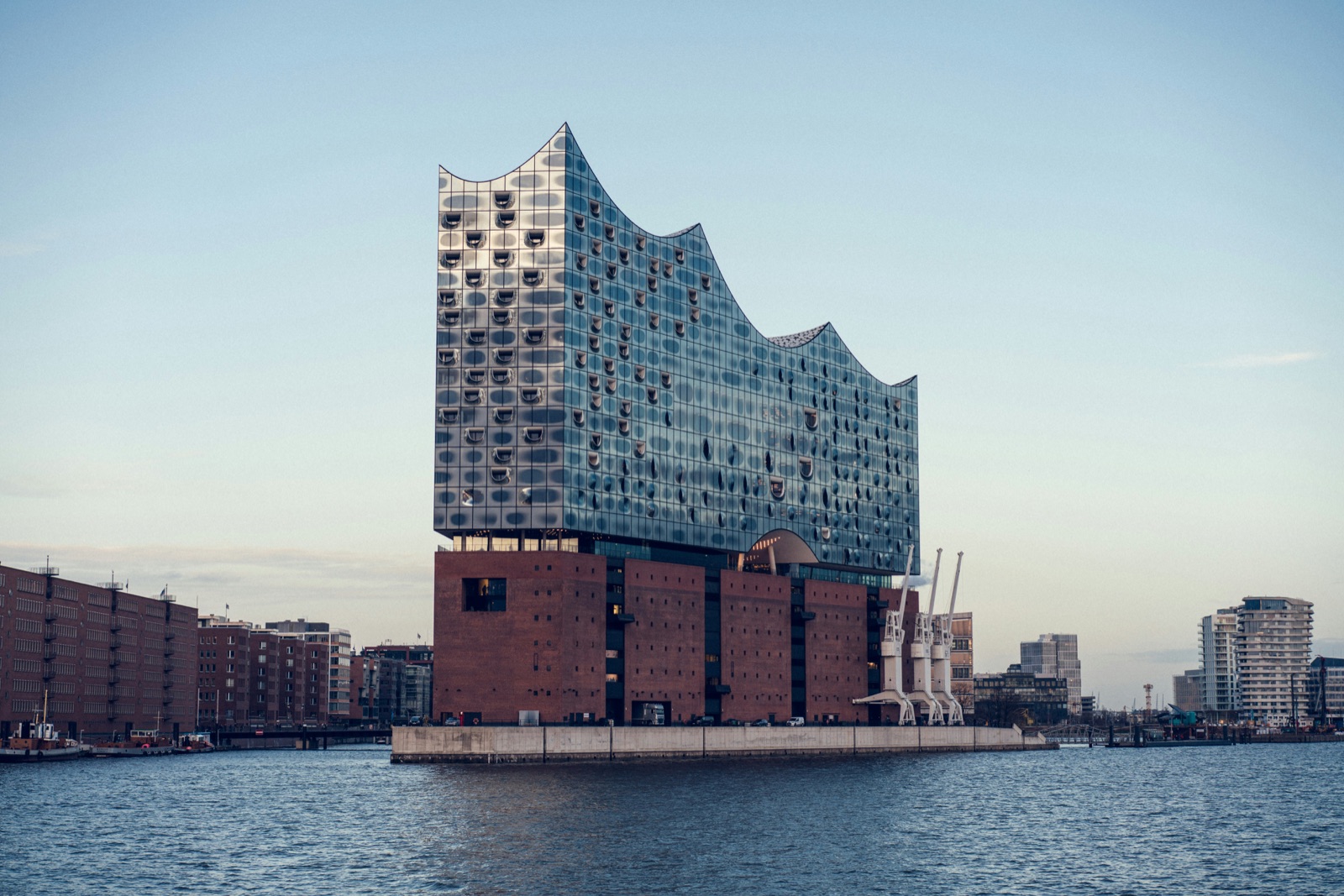 Hamburger Hafen mit Elbphilharmonie, Deutschland