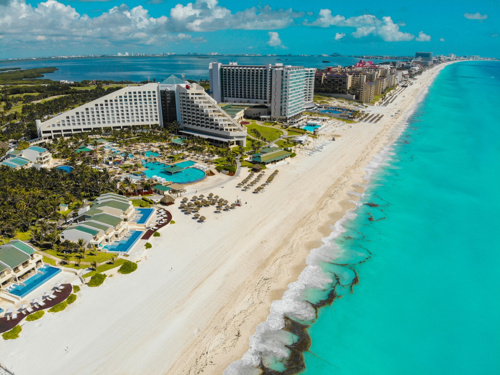 Strand und türkisfarbenes Meer in der Hotelzone von Cancún, Quintana Roo, Mexiko