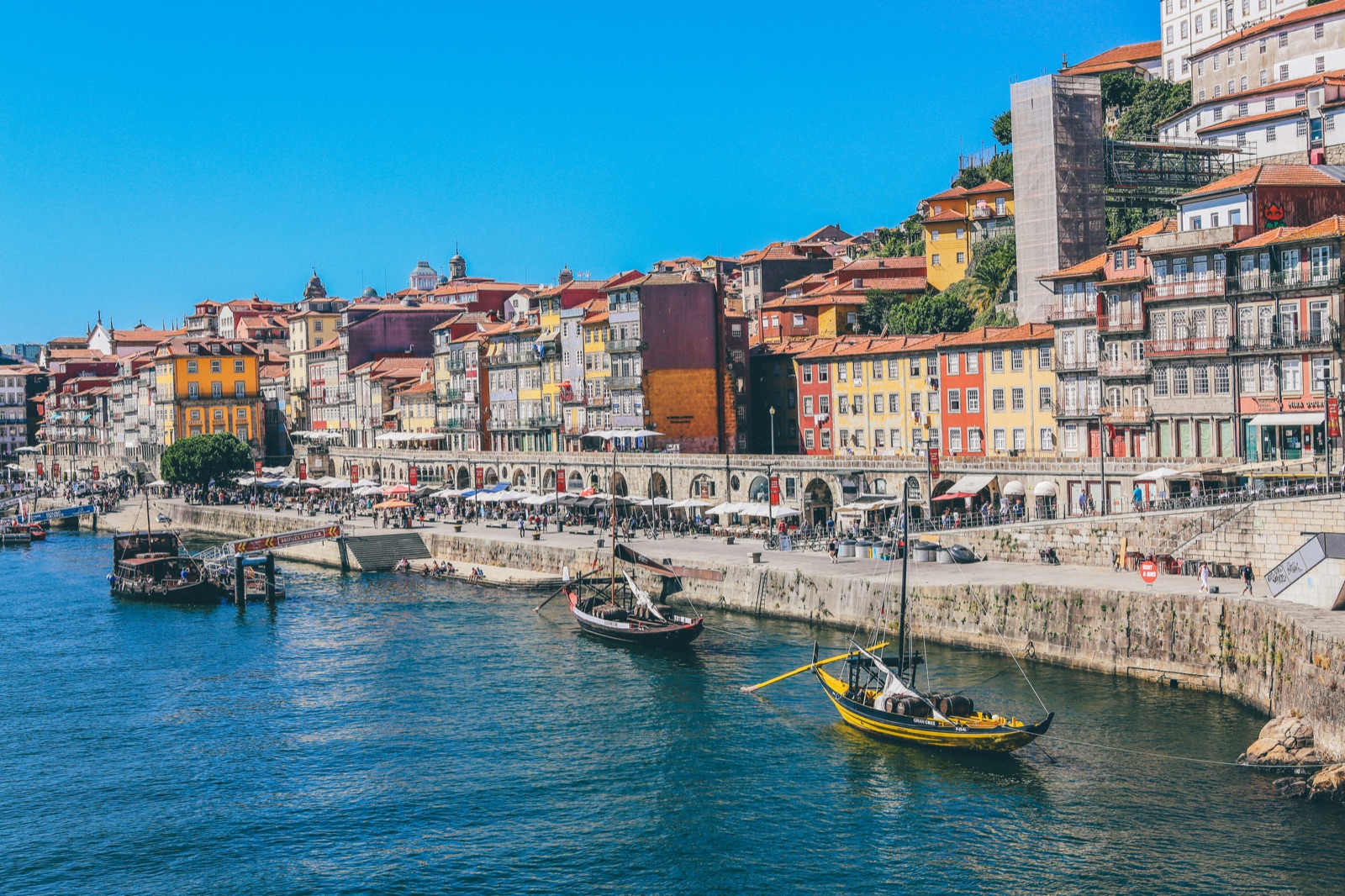 Uferpromenade der Ribeira und Brücke Dom Luís I, Porto, Portugal