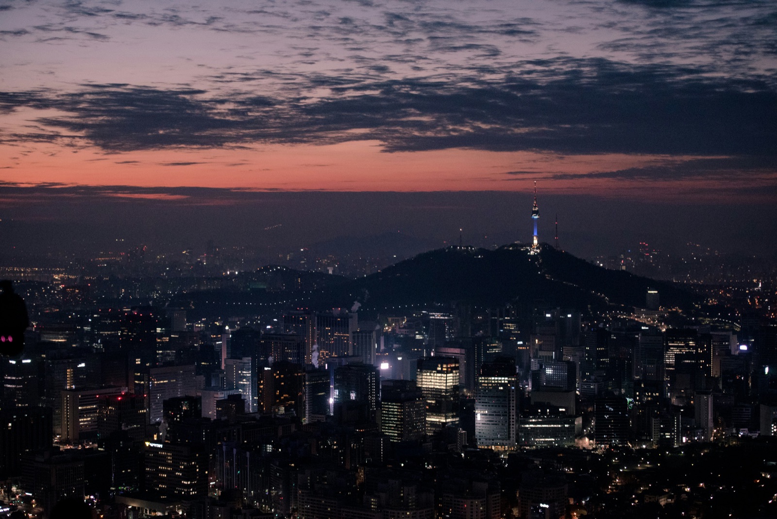 Skyline von Seoul bei Nacht mit dem Namsan Tower, Südkorea