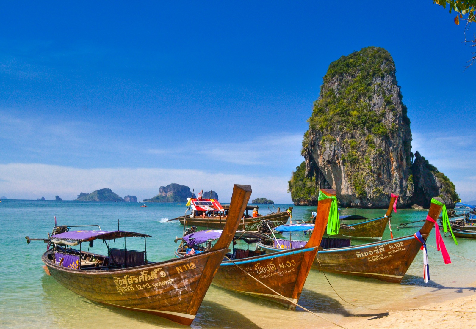 Kalksteinfelsen und Longtail-Boote am Railay Beach, Krabi, Thailand
