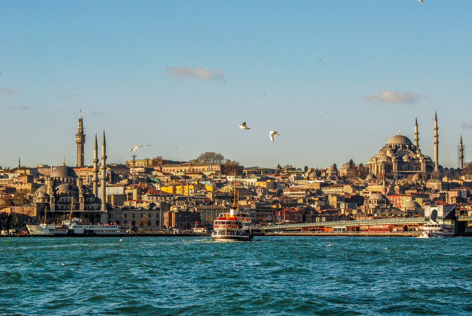 Der Bosporus und die historische Skyline von Istanbul, Türkei